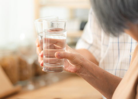 Estate e anziani: ecco perché bere acqua fa bene