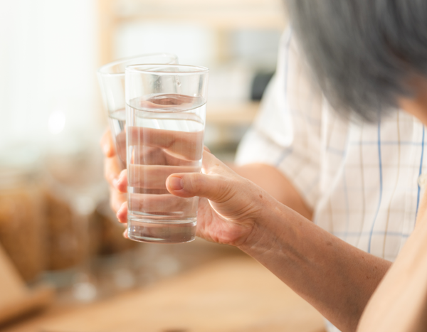 Estate e anziani: ecco perché bere acqua fa bene