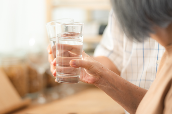 Estate e anziani: ecco perché bere acqua fa bene