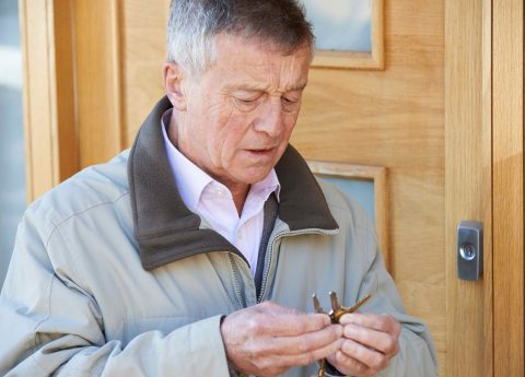 Alzheimer e perdita di oggetti: perché le accuse agli altri?