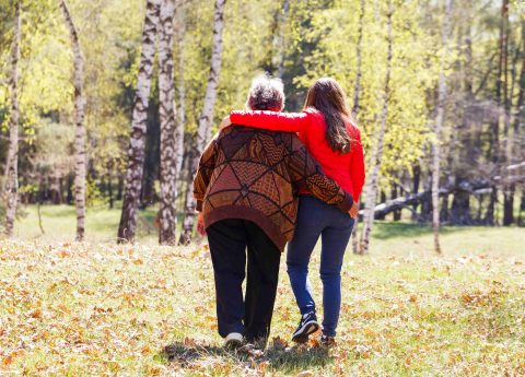 Alzheimer e vagabondaggio: cause e prevenzione per evitare la fuga
