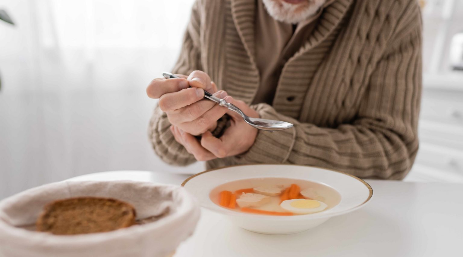 Alzheimer e cibo: cosa mangiare e quando. Tutti i suggerimenti