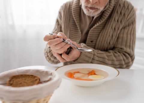 Alzheimer e cibo: cosa mangiare e quando. Tutti i suggerimenti