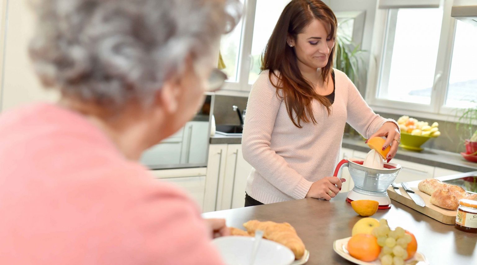 Cosa fare quando una persona con Alzheimer o demenza non vuole più mangiare?