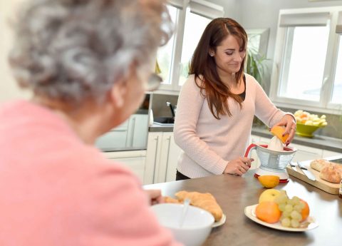 Cosa fare quando una persona con Alzheimer o demenza non vuole più mangiare?