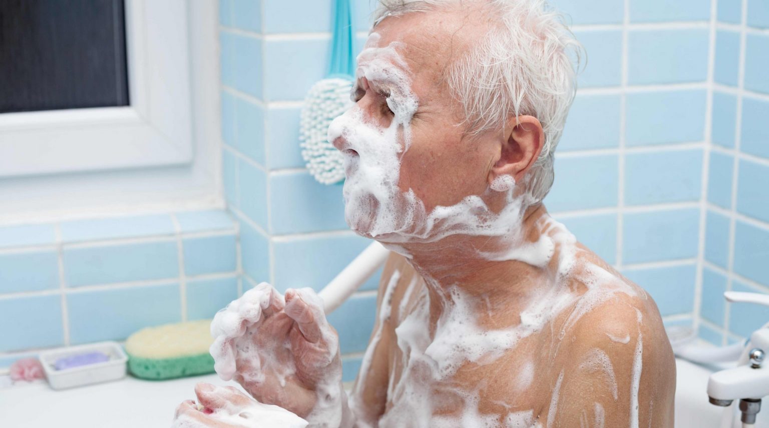 Alzheimer e igiene personale: come fare il bagno