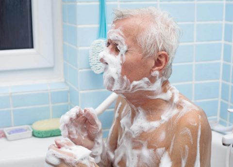 Alzheimer e igiene personale: come fare il bagno