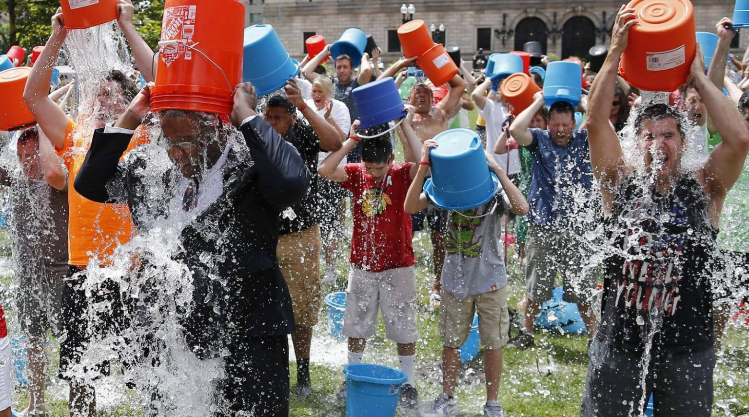 QUANDO IL “SOCIAL” DIVENTA SOCIALE – #‎ALSIceBucketChallenge (doccia gelata per la SLA)