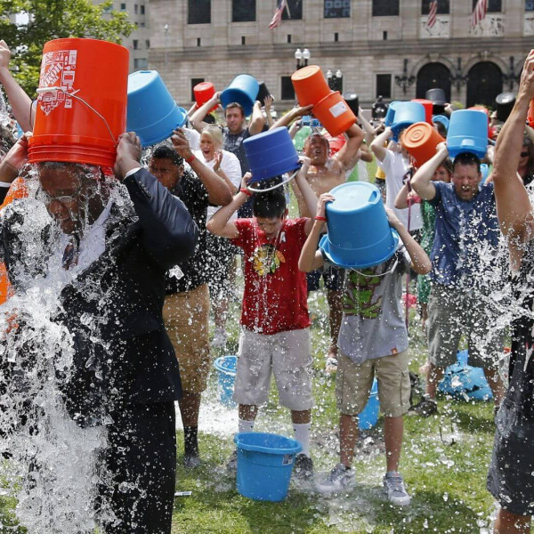 QUANDO IL “SOCIAL” DIVENTA SOCIALE – #‎ALSIceBucketChallenge (doccia gelata per la SLA)