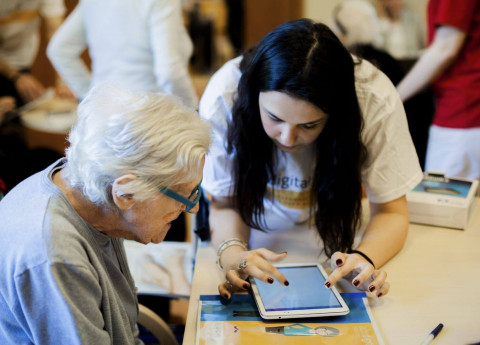 Tablet e Anziani: ecco come i giovani rompono le barriere