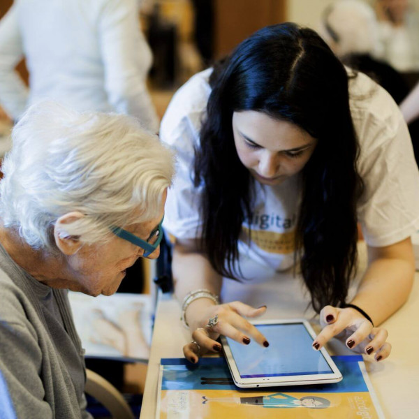 Tablet e Anziani: ecco come i giovani rompono le barriere