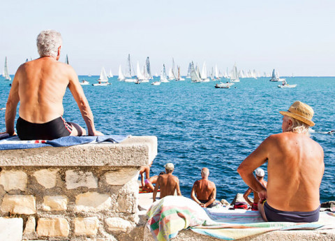 Anziani al mare: ecco perché rifiutare i massaggi in spiaggia