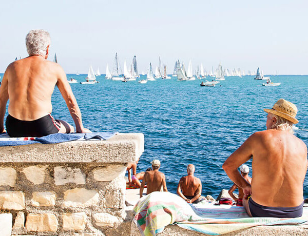Anziani al mare: ecco perché rifiutare i massaggi in spiaggia