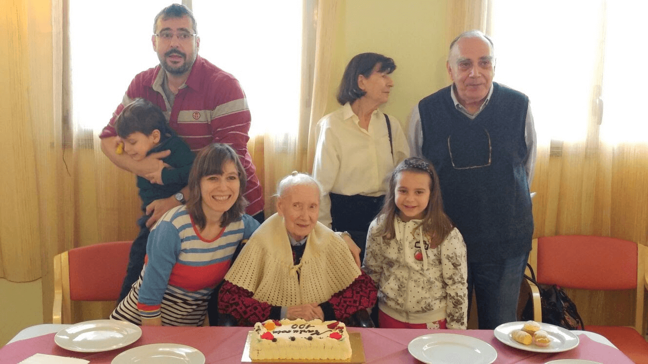 La signora Colombo festeggiata dai familiari