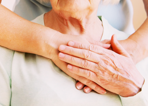 Abbracciarsi per dire no ai maltrattamenti: la campagna di Korian