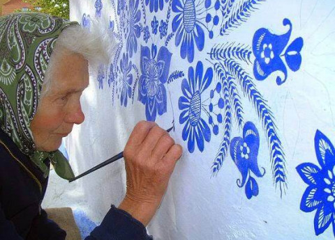 Anziani e arte: ecco la street artist di 87 anni