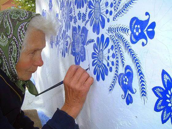 Anziani e arte: ecco la street artist di 87 anni