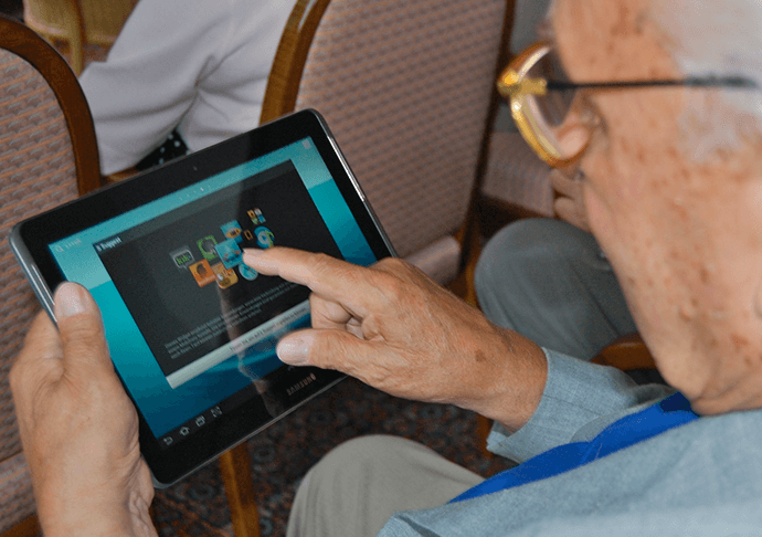 Anziani e tablet: come la tecnologia aiuta a combattere  la depressione