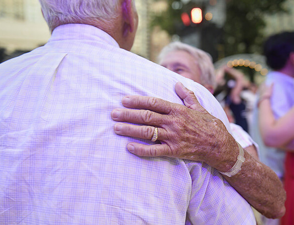 Anziani a scuola di ballo