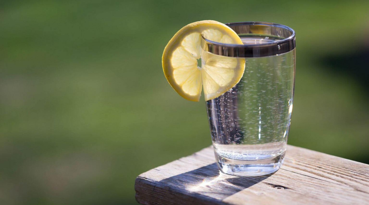 Quale e quanta acqua bere al giorno per evitare la disidratazione degli anziani