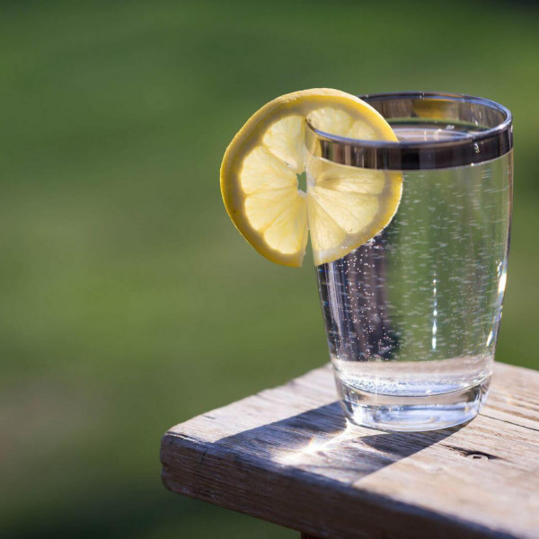 Quale e quanta acqua bere al giorno per evitare la disidratazione degli anziani