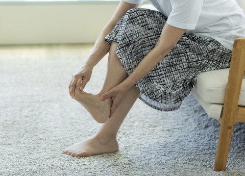 Crampi notturni anziani: rimedi e consigli