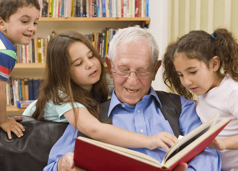 Giornata Mondiale dei Nonni 2017: “Nonno, mi racconti una storia?”