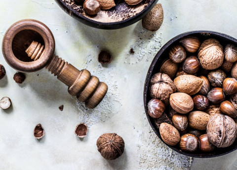 Frutta secca nella dieta degli anziani