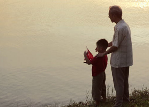 Accudire i genitori anziani: senso del dovere o gesto d’amore?