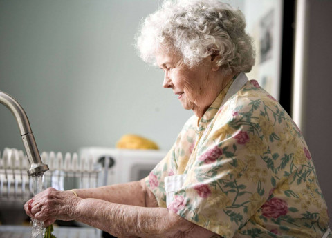 Igiene anziani: come prendersene cura