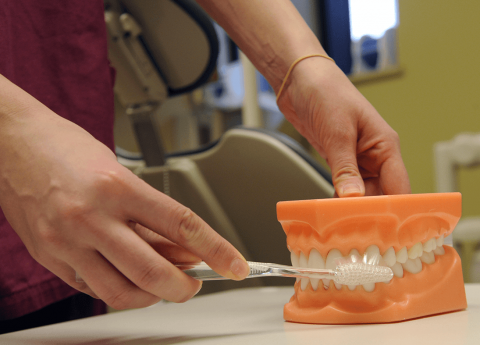 Cura della dentiera anziani, un pratico ABC