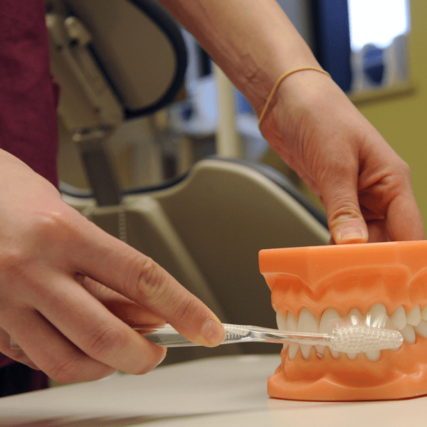 Cura della dentiera anziani, un pratico ABC