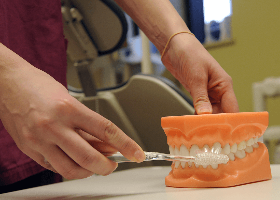 Cura della dentiera anziani, un pratico ABC