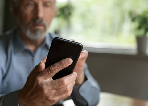 Truffe agli anziani: come riconoscerle ed evitarle