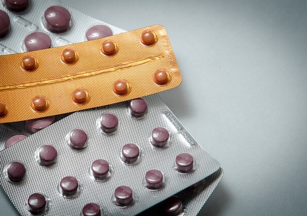 ANZIANI: QUALI MEDICINE METTERE IN VALIGIA? ECCO SETTE SEMPLICI REGOLE