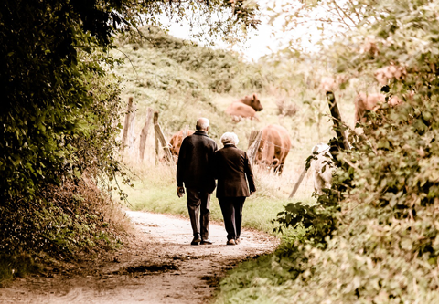 5 motivi per cui camminare da anziani fa bene