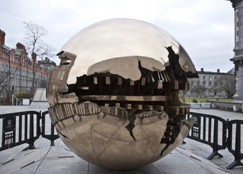 Milano festeggia i 90 anni di Arnaldo Pomodoro