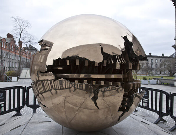 Milano festeggia i 90 anni di Arnaldo Pomodoro