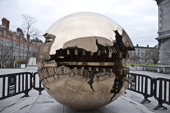 Milano festeggia i 90 anni di Arnaldo Pomodoro