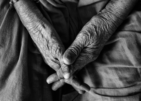 La solitudine degli anziani: in estate non lasciamoli soli