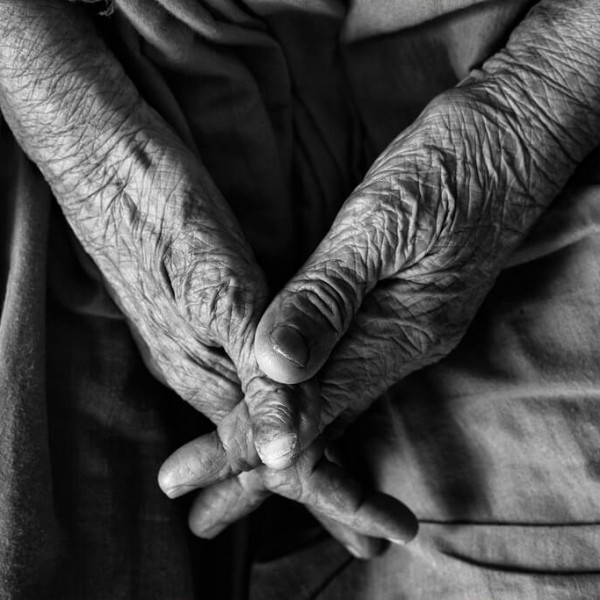 La solitudine degli anziani: in estate non lasciamoli soli