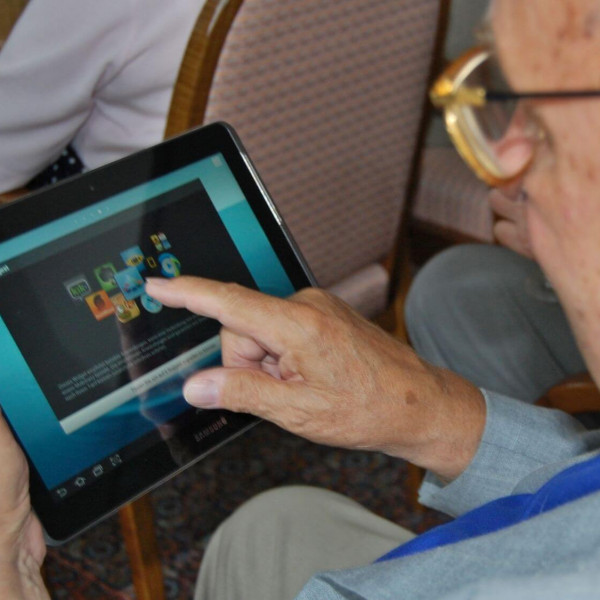 Come acquistare Tablet e Smartphone per anziani