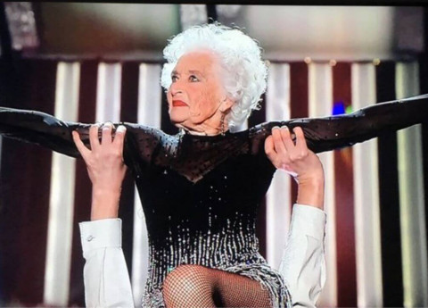 Chi è la “vecchia che balla” con lo Stato Sociale a Sanremo 2018?