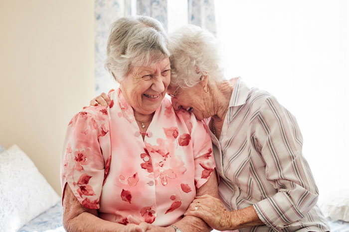 Aforismi vecchiaia: citazioni e detti per vivere con il sorriso