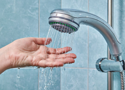 Come fare la doccia ad un anziano? Pratici consigli in sicurezza