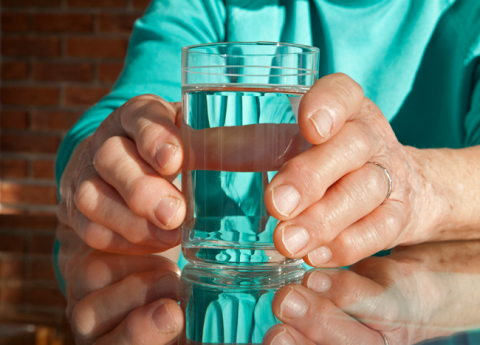 Come idratare un anziano che non vuole bere?