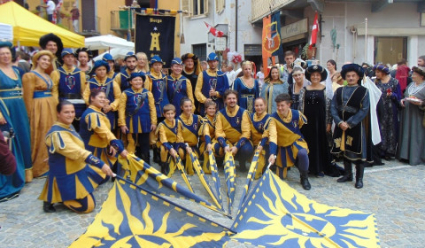 Collegio San Filippo Neri <br> Gli sbandieratori in RSA