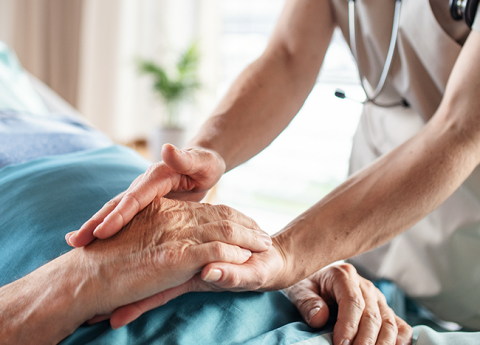 Lesione da decubito: che cos’è, quali sono i suoi stadi e come medicarla