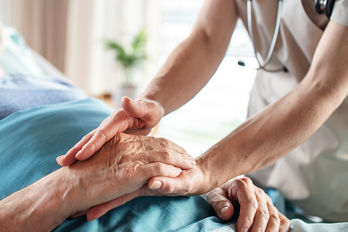 Lesione da decubito: che cos’è, quali sono i suoi stadi e come medicarla