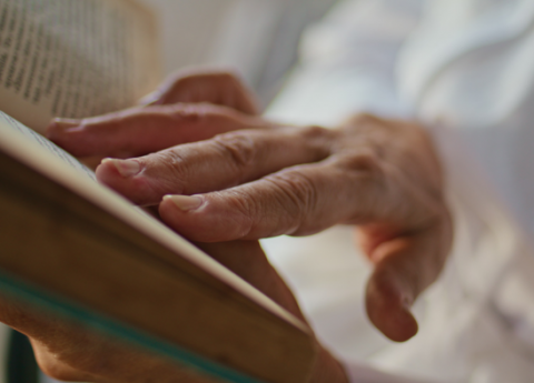 Una biblioteca per sognare: all’RSA Santa Lucia la lettura che guarisce